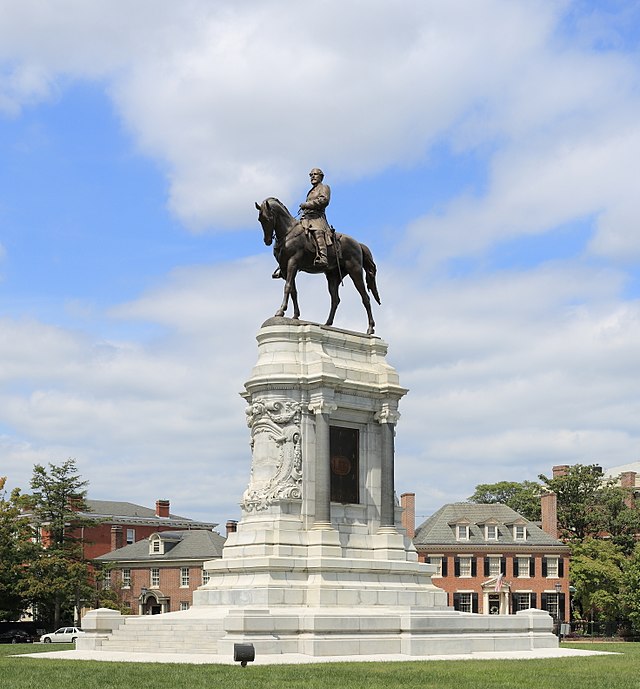 The statue of Robert E. Lee before being torn down. 