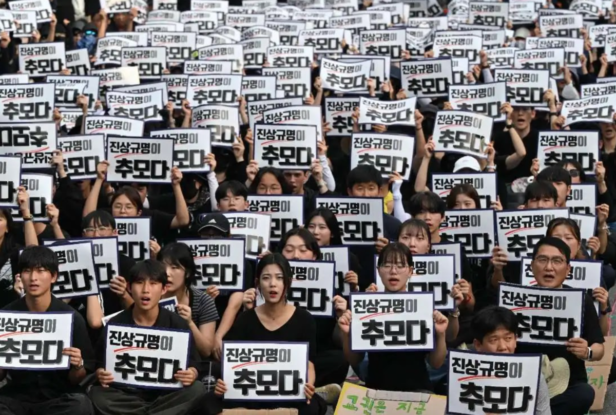 Protests+in+South+Korea+demand+rights+and+protection+for+teachers.+The+signs+say%2C+Finding+out+the+truth+is+a+tribute.+%0A