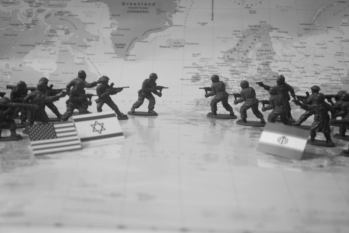 An artistic randition of Iranian forces versus American-Israeli forces.